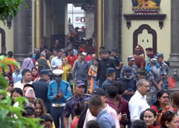 साउनको पहिलो सोमबार पशुपतिनाथमा भक्तजनको घुइँचो (फोटो फिचर)