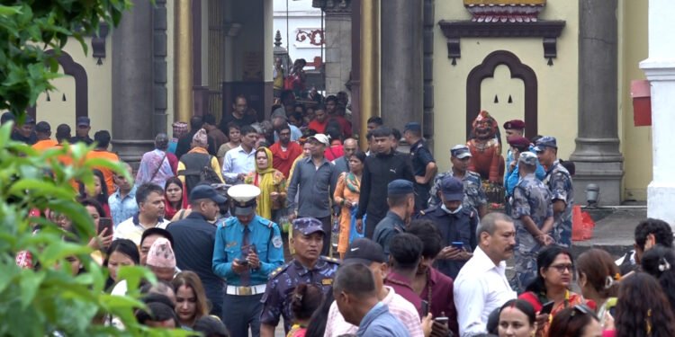 साउनको पहिलो सोमबार पशुपतिनाथमा भक्तजनको घुइँचो (फोटो फिचर)