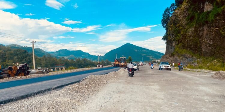 तीन वर्षमा पनि बनेन मध्यपहाडीको दुई किमि सडक