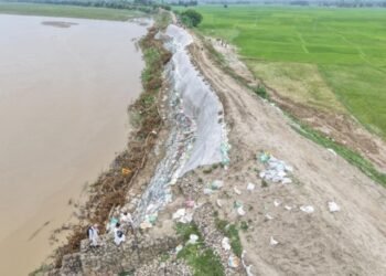 राप्ती नदीमा आपत्कालीन तटबन्ध निर्माण