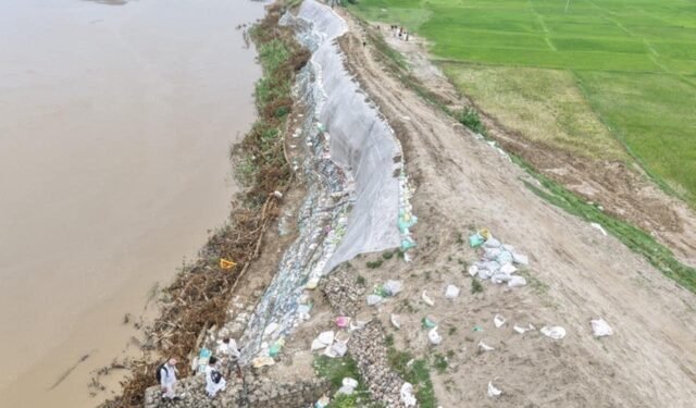 राप्ती नदीमा आपत्कालीन तटबन्ध निर्माण