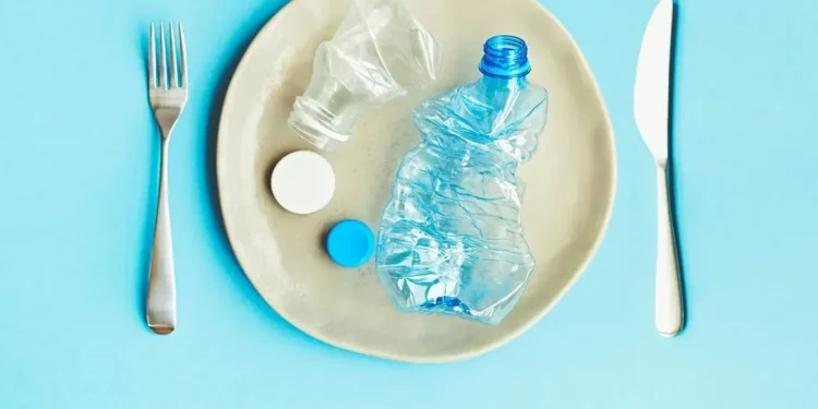 नसोचेको खतरा: प्लास्टिकले यसरी बिगार्दैछ तपाईंको स्वास्थ्य