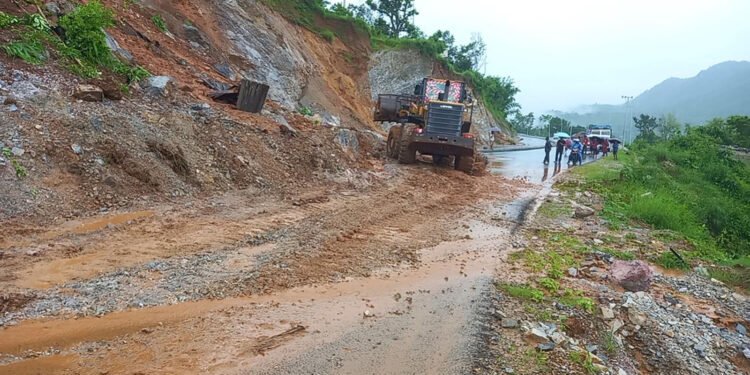 वर्षाका कारण देशभरका चार राजमार्ग अवरुद्ध