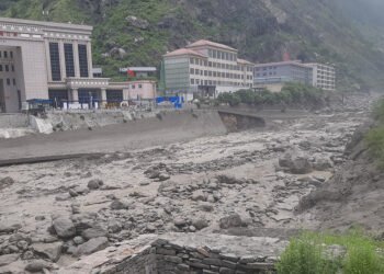 रसुवाको बाढी त्रास: १९ बेपत्ता, ६४ सवारी बगायो, चिनियाँ नागरिक र प्रहरीसमेत खोजीमा