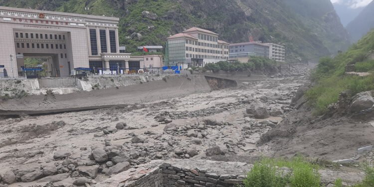 रसुवाको बाढी त्रास: १९ बेपत्ता, ६४ सवारी बगायो, चिनियाँ नागरिक र प्रहरीसमेत खोजीमा