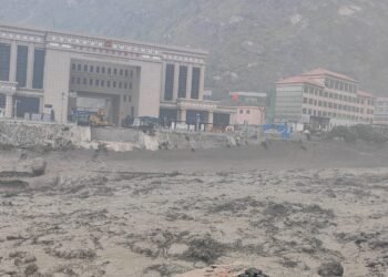 केरूङमा अलपत्र नेपालीलाई स्वदेश फर्काइँदै
