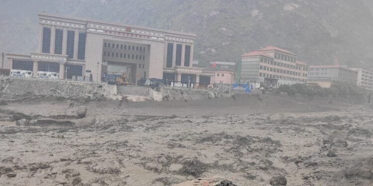 केरूङमा अलपत्र नेपालीलाई स्वदेश फर्काइँदै