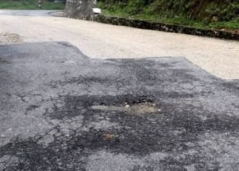 भोजपुर–लेगुवा सडक : भत्किएका ठाउँमा टालिएको कालोपत्र नै उप्कियो