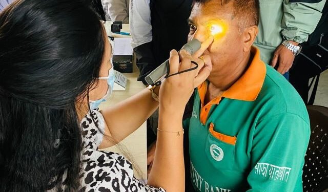 साझा यातायात आबद्ध कर्मचारीको निःशुल्क आँखा परीक्षणः १५ जनामा दृष्टिदोष समस्या