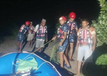 राप्ती नदीमा फसेका तीन जनाको सशस्त्र प्रहरीद्वारा सकुशल उद्धार