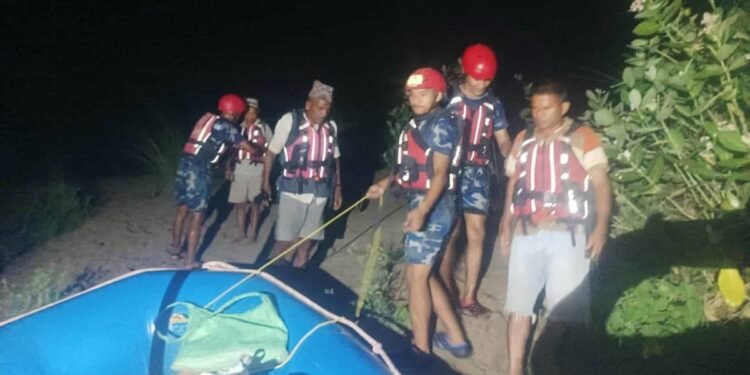 राप्ती नदीमा फसेका तीन जनाको सशस्त्र प्रहरीद्वारा सकुशल उद्धार