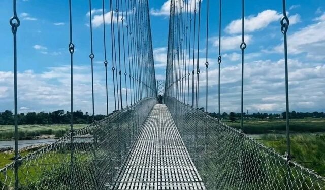 निन्दा नदीमा झोलुङ्गे पुल निर्माण