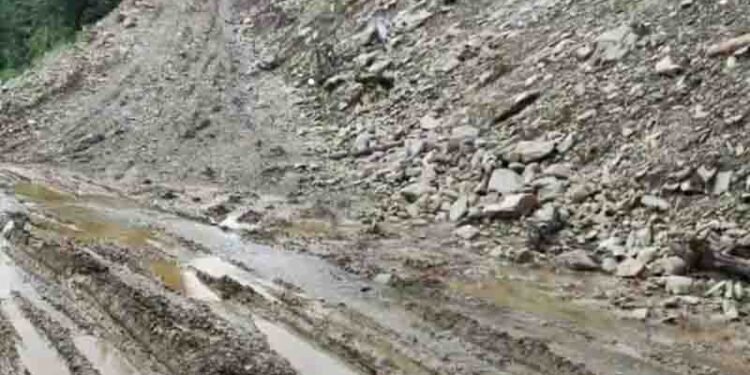 रामेछापका मूल सडकमा गाडी गुडाउनै कठिन