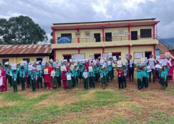 विद्यार्थीले तयार पारेका नागको चित्र टाँस्दै मटेरीवासी