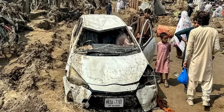 पाकिस्तानको बाढी-पहिरोमा अझै हराइरहेछन् २०० भन्दा बढी मानिस