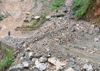 पहिरोले महाकाली लोकमार्ग अवरुद्ध