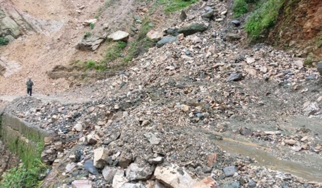 पहिरोले महाकाली लोकमार्ग अवरुद्ध