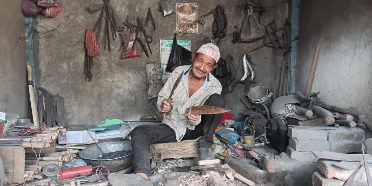 परम्परागत आरन पेशासँगै बाँचेका रामकुमार बराइली