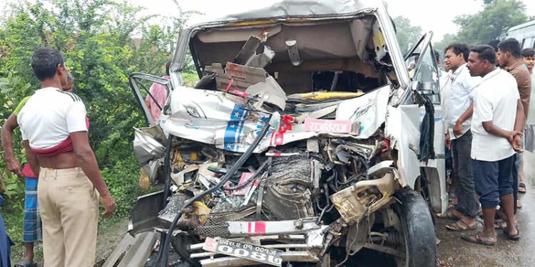 बस र विङ्गर ठोक्किँदा ३ जनाको मृत्यु, १६ घाइते