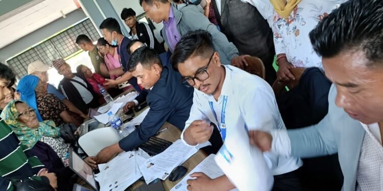 सेवाग्राही खोज्दै जनप्रतिनिधि र कर्मचारी सहरमा