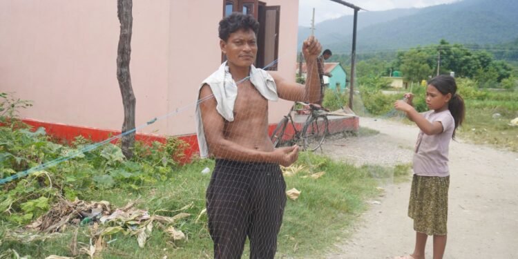 बोटे समुदायको परम्परागत पेसा सङ्कटमाः अनुमतिपत्र नवीकरणको पखाईमा