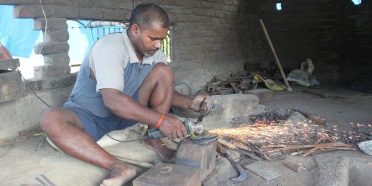 पुरानो आरनमा नयाँ चमक : शिवलाल लोहारको फलाम यात्रा