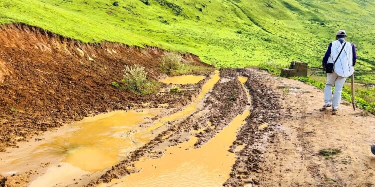 विकट गाउँको दुःख : बर्खामा सडक नचल्दा खाद्यान्न ढुवानीमा समस्या
