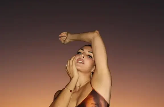 न्यूनतम मेकअपमा ज्याकलिनको किलर लुक्सले सामाजिक सञ्जालमा धमाका