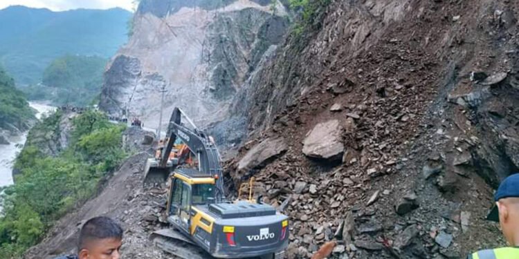 नारायणगढ-मुग्लिन सडक, सधैँ ढुङ्गा खस्ने त्रास