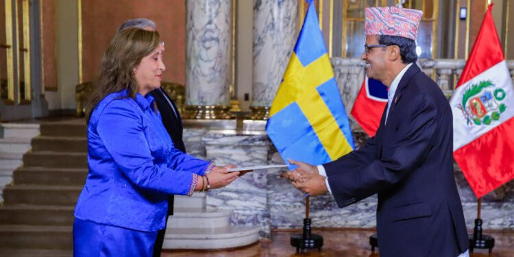 राजदूत निर्मलराज काफ्लेद्वारा ओहोदाको प्रमाणपत्र प्रस्तुत