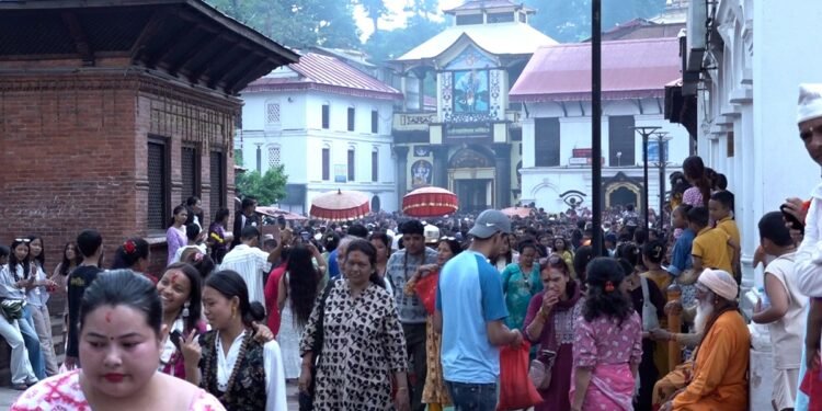 साउनको अन्तिम सोमबारमा भक्तजनको घुँइचो (तस्बिरहरू)