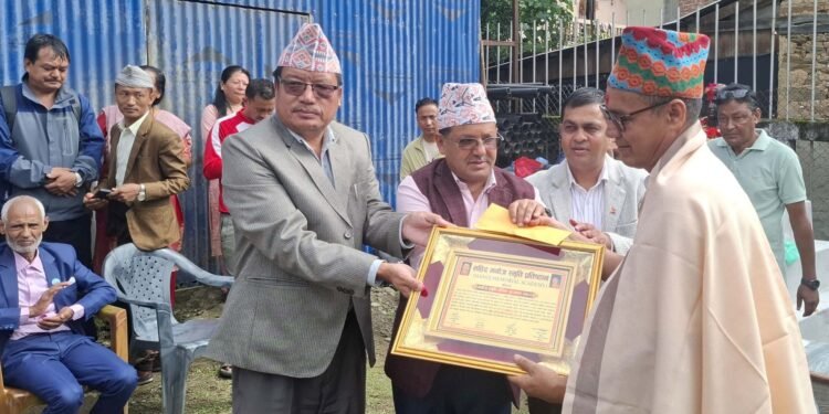 शिक्षक रामविक्रम थापा ‘सहिद मनोज जोशी प्रतिभा पुरस्कार’ बाट पुरस्कृत