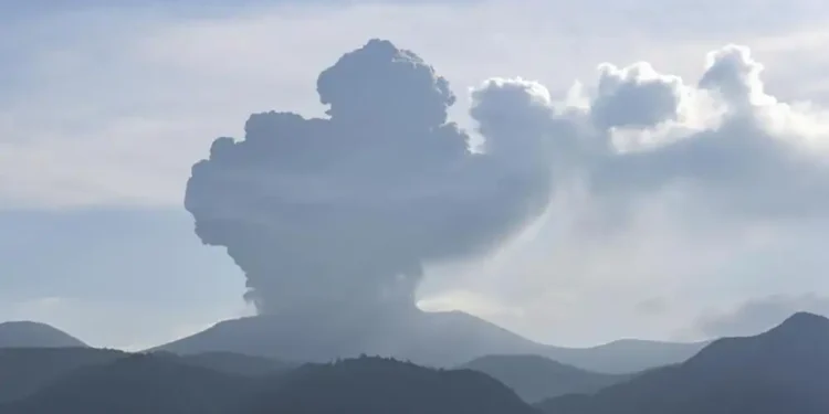 जापानको माउन्ट शिन्मोमा ज्वालामुखी विस्फोट