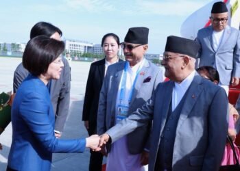 प्रधानमन्त्री ओली चीनमा, राष्ट्रपति सीसँग भेटवार्ता आजै