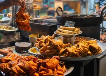 वर्षामा स्वास्थ्य जोगाउन यी खानेकुरा टाढा राख्नुहोस्