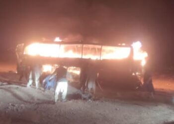 ट्रकसँग ठोक्किँदा बसमा आगलागी, ७३ जनाको मृत्यु