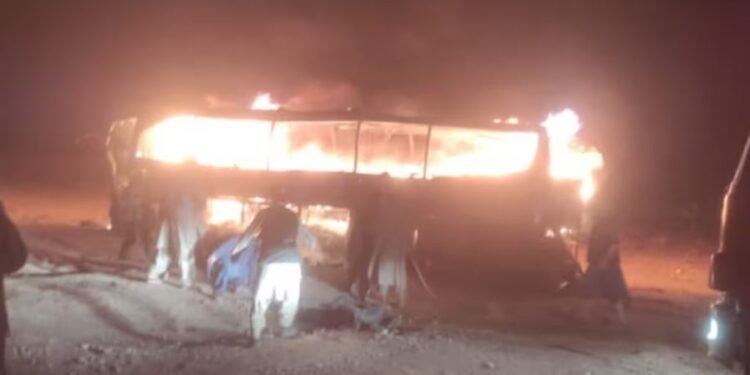 ट्रकसँग ठोक्किँदा बसमा आगलागी, ७३ जनाको मृत्यु