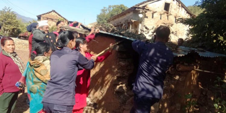 ‘छाउगोठ भत्काएर जस्तापाताको गोठमा बस्छन् महिनावारी भएका महिला’