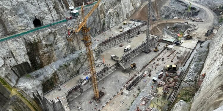 तनहुँ जलविद्युत् आयोजनाको मुख्य बाँधमा कङ्क्रिट निर्माण गरिँदै