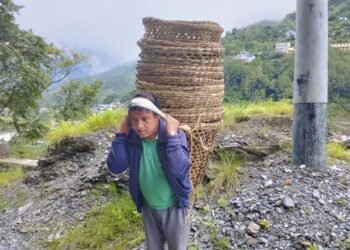 डोको, थुन्से र ढाकर बेचेर परिवार पाल्नुहुन्छ परियार
