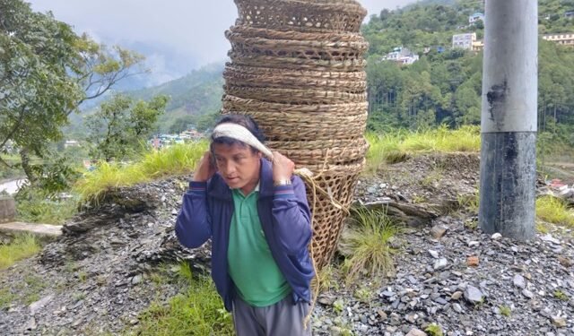 डोको, थुन्से र ढाकर बेचेर परिवार पाल्नुहुन्छ परियार