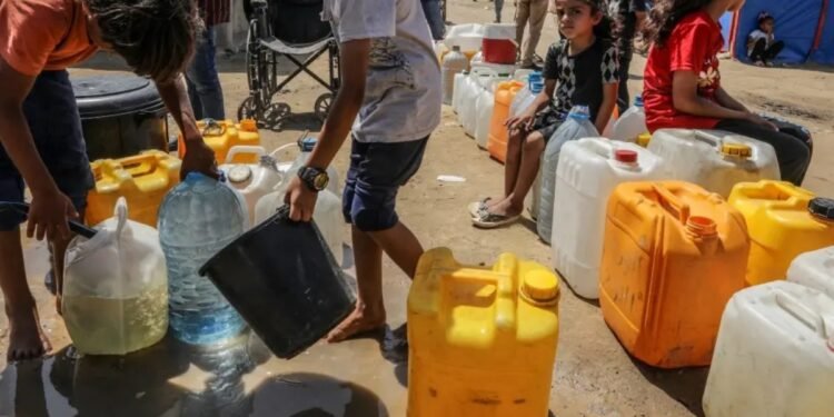 गाजामा दूषित पानी पिउन बाध्य परिवारहरू, स्वास्थ्य संकट बढ्दै