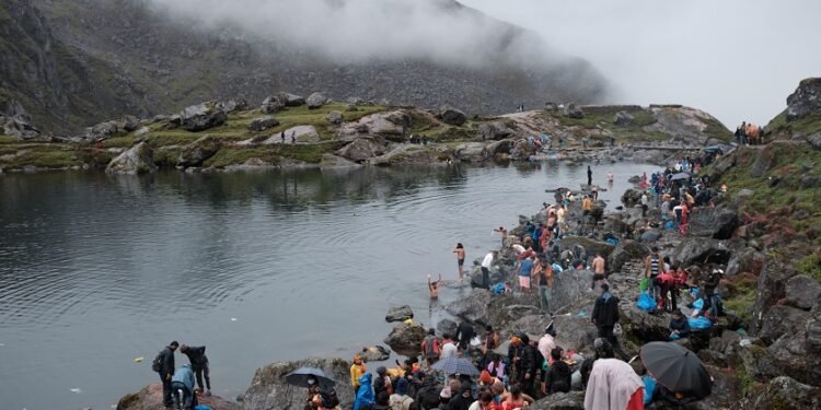 गोसाइँकुण्डमा स्नान गर्दै भक्तजन