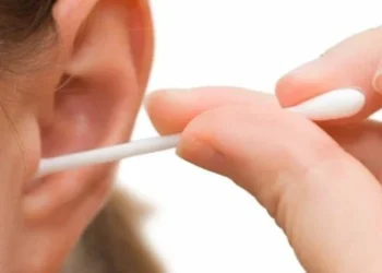 घरमै कुनै हानि बिना कानको मैन कसरी सफा गर्ने ?