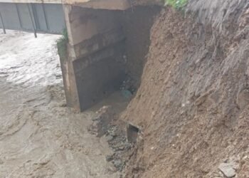 भटौली खोलामा बाढीः पक्की पुलमा क्षति, सवारी आवगमन बन्द