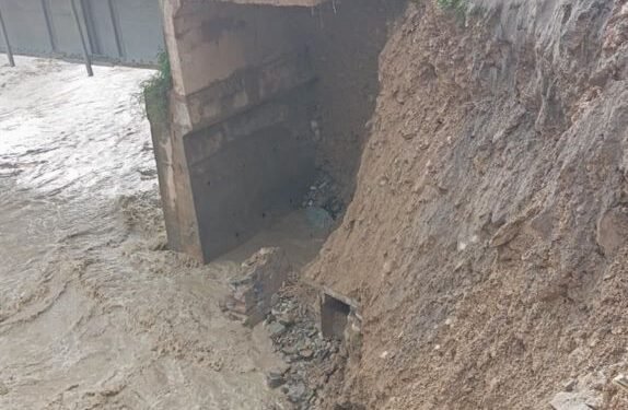 भटौली खोलामा बाढीः पक्की पुलमा क्षति, सवारी आवगमन बन्द