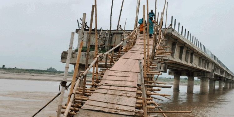 ३ वर्षमा सम्पन्न हुनुपर्ने कमला नदीको पुल १४ वर्ष पनि अधुरै
