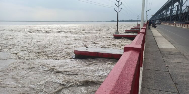 सप्तकोशीमा पानीको बहाव बढ्दो, २८ ढोका खोलियो