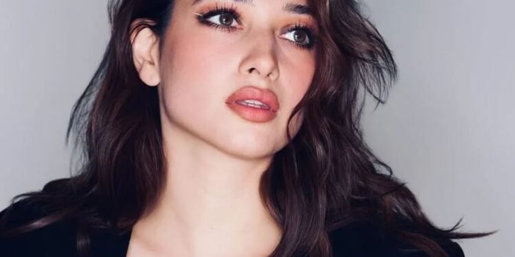 डन्डिफोर हटाउन आफ्नै अनुहारमा थुक लगाउँछिन्, तमन्ना भाटिया