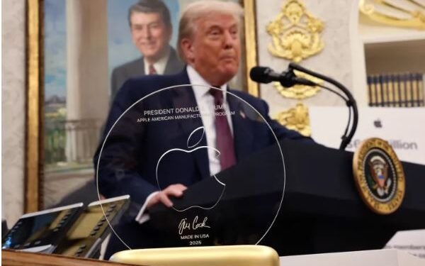 एप्पलका सीईओ टिम कुकले ट्रम्पलाई दिए ‘गाेल्डेन ग्लास’ उपहार